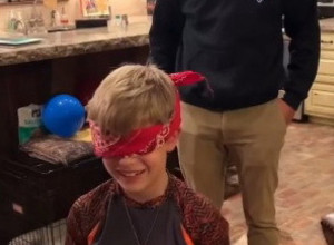 IGRAO SE DOBRO ZNANIM KAČKETOM, I NE SLUTEĆI KO MU STOJI IZA LEĐA: Dečak se potpuno slomio kad je ugledao poznato lice! (VIDEO)