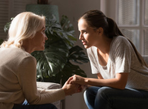 SVEKRVA JE POZVALA SNAJU DA JOJ SAOPŠTI JEDNU ODLUKU KOJU JE DUGO PREĆUTKIVALA: Kada je čula šta želi, ženi se pamet pomutila!