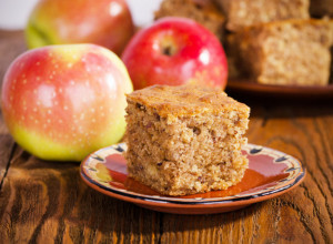 POSNI KOLAČ SA JABUKAMA: Izdašna starinska poslastica koju ćete napraviti za tili čas