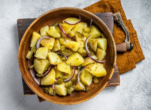 KROMPIR SALATA SA CRVENIM LUKOM: Posno predjelo koje ćete obožavati (FOTO)