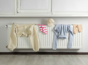 NIKAKO NE SMETE DA SUŠITE VEŠ NA RADIJATORU, MOŽE DA BUDE OPASNO: Stručnjaci upozoravaju da rizikujete opaku bolest