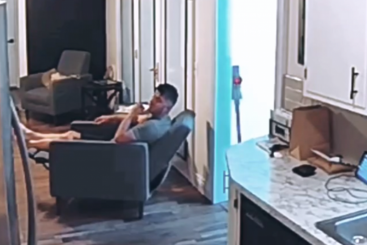 PRIPITI TATA OSTAVIO JE SINU NOVAC ISPOD JASTUKA: Mališan je bio oduševljen poklonom Zubić vile, a otac je prestao da pije! (FOTO+VIDEO)