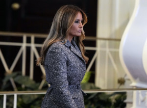 ISPLIVALA NAJVRELIJA FOTKA MELANIJE TRAMP: Najmanje gaćice na svetu i ludački dekolte, a ONO što drži u ruci - FRAPIRA (FOTO)