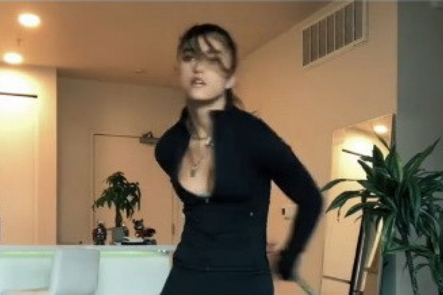 OVO NIKAKO NEMOJTE RADITI U KUĆI: Lepotica Rajna je pokazala šta ume, muškarcima gledali u neverici! (VIDEO)