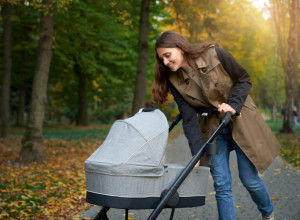 MAMA JE PONOSNO ŠETALA BEBU: Kad je skinula pokrivač sa kolica ljudi od šoka nisu mogli da sklone pogled sa deteta! (VIDEO)