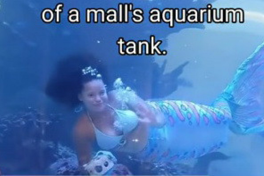 DRAMATIČNA SCENA ODIGRAVALA SE PRED OČIMA POSETILACA: Devojka se otimala i jedva uspela da se oslobodi kostima kako bi se spasila! (VIDEO)