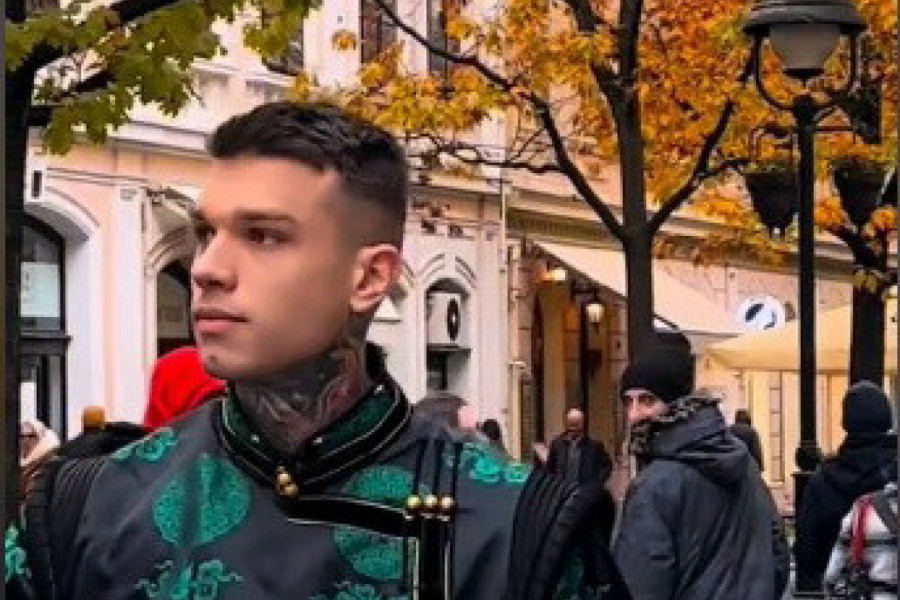 LEPOTAN U KOSTIMU PROŠETAO ULICAMA BEOGRADA: Nema ko se nije okrenuo za njim, a tek da vidite reakcije devojaka! (VIDEO)
