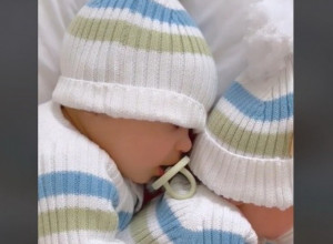 OD OVIH BEBA NEMA NIŠTA SLAĐE: Snimak bezbrižnih blizanaca koji se grle rastopio je srca! (VIDEO)