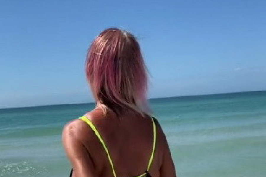 "IMAM 66 GODINA I VOLIM SVOJE TELO": Skinula se u bikini u sedmoj deceniji i izazvala lavinu negativnih komentara! (VIDEO)