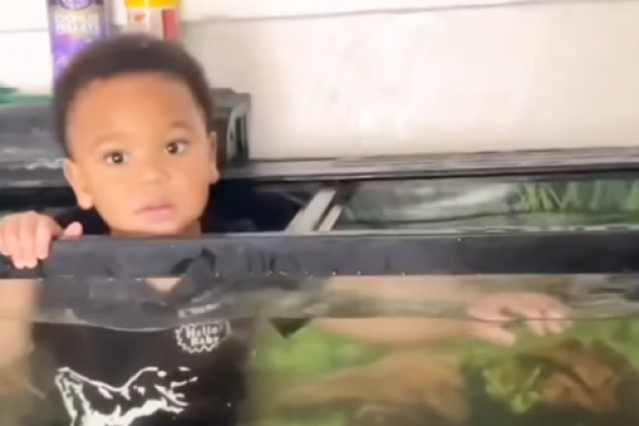 TATA JE NA MINUT SKLONIO POGLED SA SINA: Ukopao se od šoka kad je ugledao dete u vodi do grla, nije mu bilo jasno kako je tu dospeo! (VIDEO)