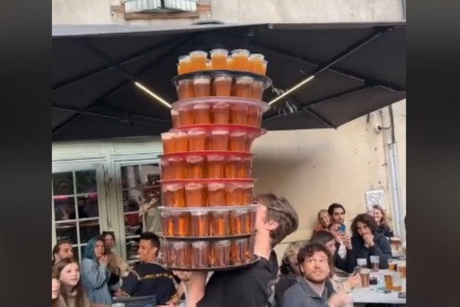 OMILJENI POSAO POSTAO MU JE NOĆNA MORA: Konobar nosio nekoliko spratova sa čašama piva, a onda se desila kolateralna  šteta! (VIDEO)