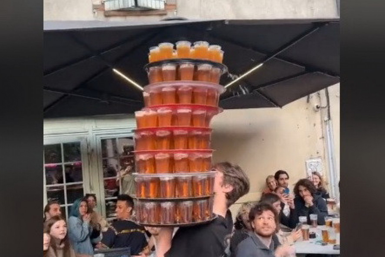 OMILJENI POSAO POSTAO MU JE NOĆNA MORA: Konobar nosio nekoliko spratova sa čašama piva, a onda se desila kolateralna  šteta! (VIDEO)