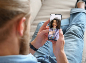 KAKO DA POBOLJŠATE VEZU NA DALJINU: Konkretni saveti koji pomažu da lakše prevaziđete fizičku udaljenost partnera! (FOTO)