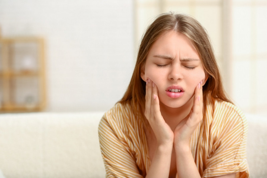 SIMPTOMI KOJI UKAZUJU NA NEDOSTATAK VITAMINA B12: Obratite pažnju na jezik, desni i unutrašnju stranu obraza! (FOTO)