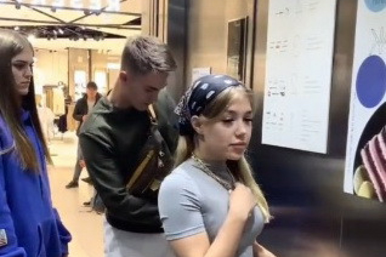 MLADI PAR JE UŠAO U LIFT NI NE SLUTEĆI ŠTA ĆE IH TAMO ZATEĆI: Zbog ove scene nastao je haos (VIDEO)