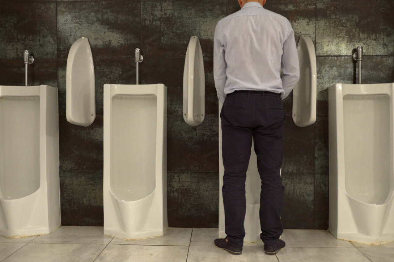 UVODE SE PROSTIRKE U MUŠKIM TOALETIMA NA KOJIMA PIŠE VAŽNA PORUKA: Ukoliko primetite ovaj simtom na koji ukazuje obaveštenje, pravac kod lekara to vam može spasti život!