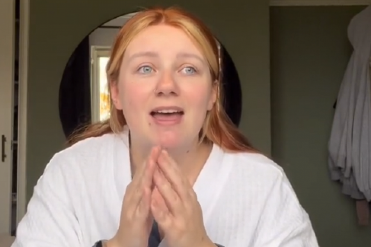 "IMAM DVOJE DECE, ALI ĆU SAMO JEDNOM KUPITI BOŽIĆNI POKLON" : Ova mama ističe da nema omiljenu ćerku, ali smatra da drugoj nije potrebno ništa! (FOTO+VIDEO)