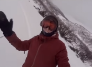 SPUŠTALA SE PO SKI-STAZI I NE SLUTEĆI KOJA ZVER JE VREBA: Kamera snimila scenu od koje je mnogima zastao dah (VIDEO)