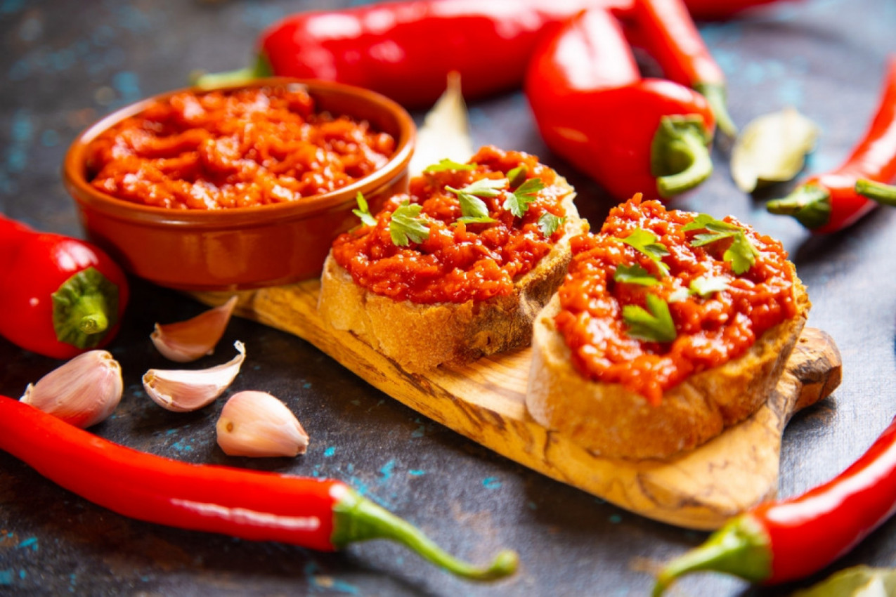 OVO JE NAJJEDNOSTAVNIJI RECEPT ZA AJVAR: Domaćice su oduševljene ovim načinom pripreme (FOTO)