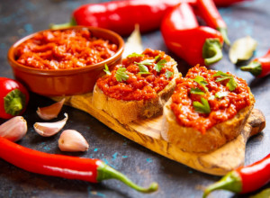 OVO JE NAJJEDNOSTAVNIJI RECEPT ZA AJVAR: Domaćice su oduševljene ovim načinom pripreme (FOTO)