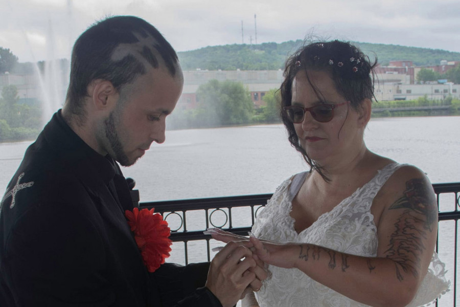 NA VENČANJU SU SVI GLEDALI U MLADOŽENJINU FRIZURU: Kad je mlada okrenula leđa, on je pao u drugi plan! (FOTO)