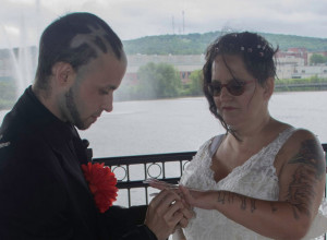 NA VENČANJU SU SVI GLEDALI U MLADOŽENJINU FRIZURU: Kad je mlada okrenula leđa, on je pao u drugi plan! (FOTO)