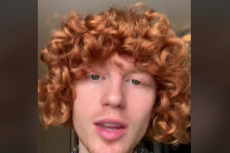 SVI SU UBEĐENI DA NOSI PERIKU: Svaki dan se suočava sa ruganjem, ljudi traže da mu dodirnu kosu! (VIDEO)