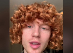 SVI SU UBEĐENI DA NOSI PERIKU: Svaki dan se suočava sa ruganjem, ljudi traže da mu dodirnu kosu! (VIDEO)