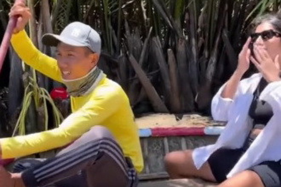 IZBEZUMLJENA DEVOJKA GRČEVITO SE DRŽALA ZA ČAMAC: Umalo joj nije pozlilo dok se maleno plovilo mahnito vrtelo u krug! (VIDEO)