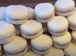 NAJBOLJI RECEPT ZA STARINSKE VANILICE: Tope se u ustima, tajna je u ovom sastojku (FOTO)