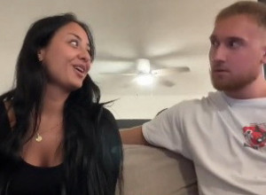 PRVI PUT JE ČUO SVOJU DEVOJKU KAKO PEVA: Od šoka nije mogao da progovori samo je zabezeknuto gledao! (VIDEO)