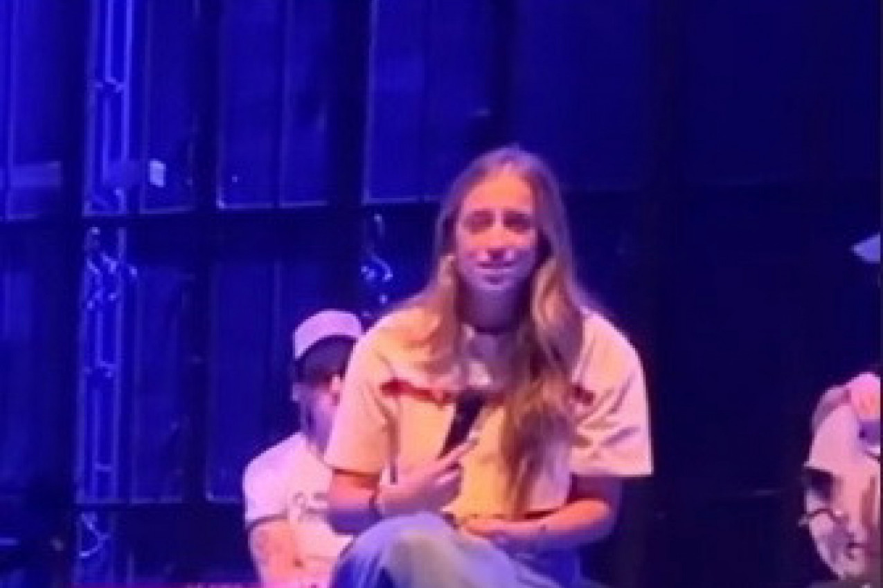 PEVAČICU NA BINI STARTOVAO MOMAK IZ PUBLIKE: Imao je jedan jasan zahtev, a zbog njenog odgovora svi mu čestitaju! (VIDEO)