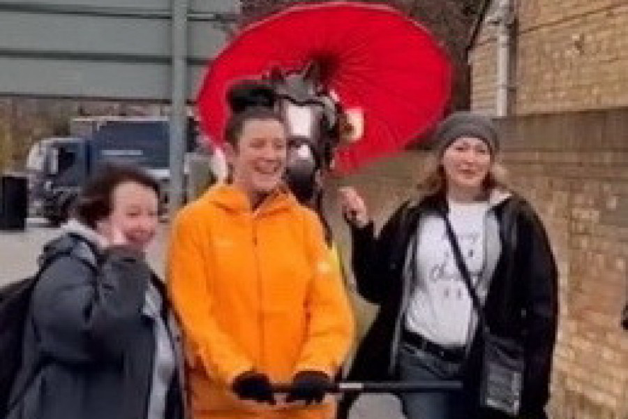 ŠETALE SU ULICOM, A IZA LEĐA IM SE POJAVIO OVAJ MUŠKARAC: Žene su se oduzele od šoka, čula se samo vriska (VIDEO)