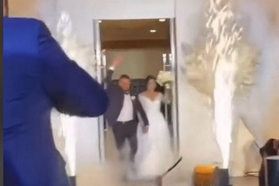 BUBNJAR JE VESELO SVIRAO, A ONDA SE ODJEDNOM SRUŠIO NA POD: Neprimerena reakcija mladenaca obišla je svet (VIDEO)