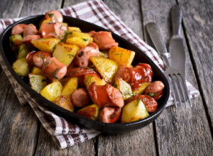 PEKARSKI KROMPIR SA KOBASICAMA: Sočno i slasno jelo koje mami na porciju više (FOTO)