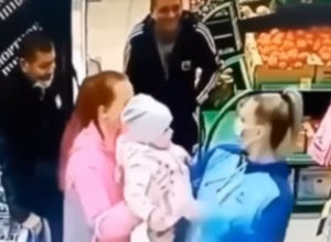 STAJALA JE NA KASI SA ĆERKOM U NARUČJU: Nepoznata žena joj je tražila dete, usledila je panika kad je shvatila šta je uradila! (FOTO+VIDEO)