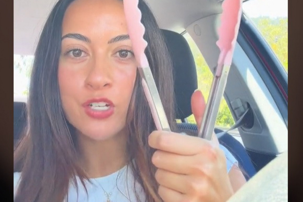 OVA DEVOJKA SE NE ODVAJA OD HVATALJKE KAD VOZI: Ljudi je zaprepašćeno gledaju i ne veruju šta s njom radi dok je u autu! (VIDEO)