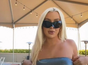 ZAVODLJIVA PLAVUŠA SE SNIMALA, A ONDA JOJ JE NEŠTO ISPALO IZ USTA: Javnost je ostala u šoku od prizora (VIDEO)