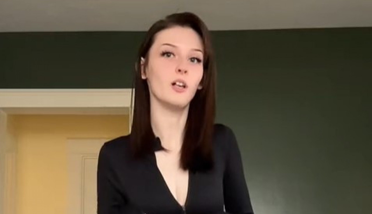 OVA DEVOJKA NA PRVI POGLED IZGLEDA UOBIČAJENO DOK NE POČNE DA GOVORI: Svi pričaju o onome što se dešava sa njenim licem, ovakvo nešto nikad niste videli (VIDEO)