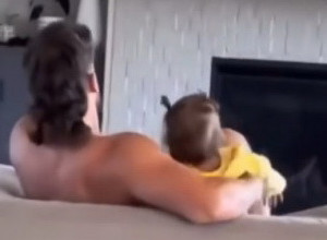 LJUDI U ŠOKU ŠTA JE URADIO OVAJ TATA: Čak je i njegova žena bila zgranuta kako koristi njihovu ćerkicu! (VIDEO)