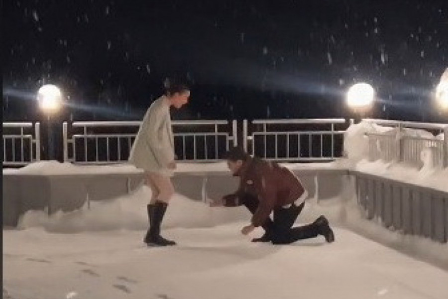 KLEKNUO JE PRED NJOM, A ONA JE VRISNULA: Pružio joj je komad nakita potom je usledilo nešto čemu se niko nije nadao! (VIDEO)