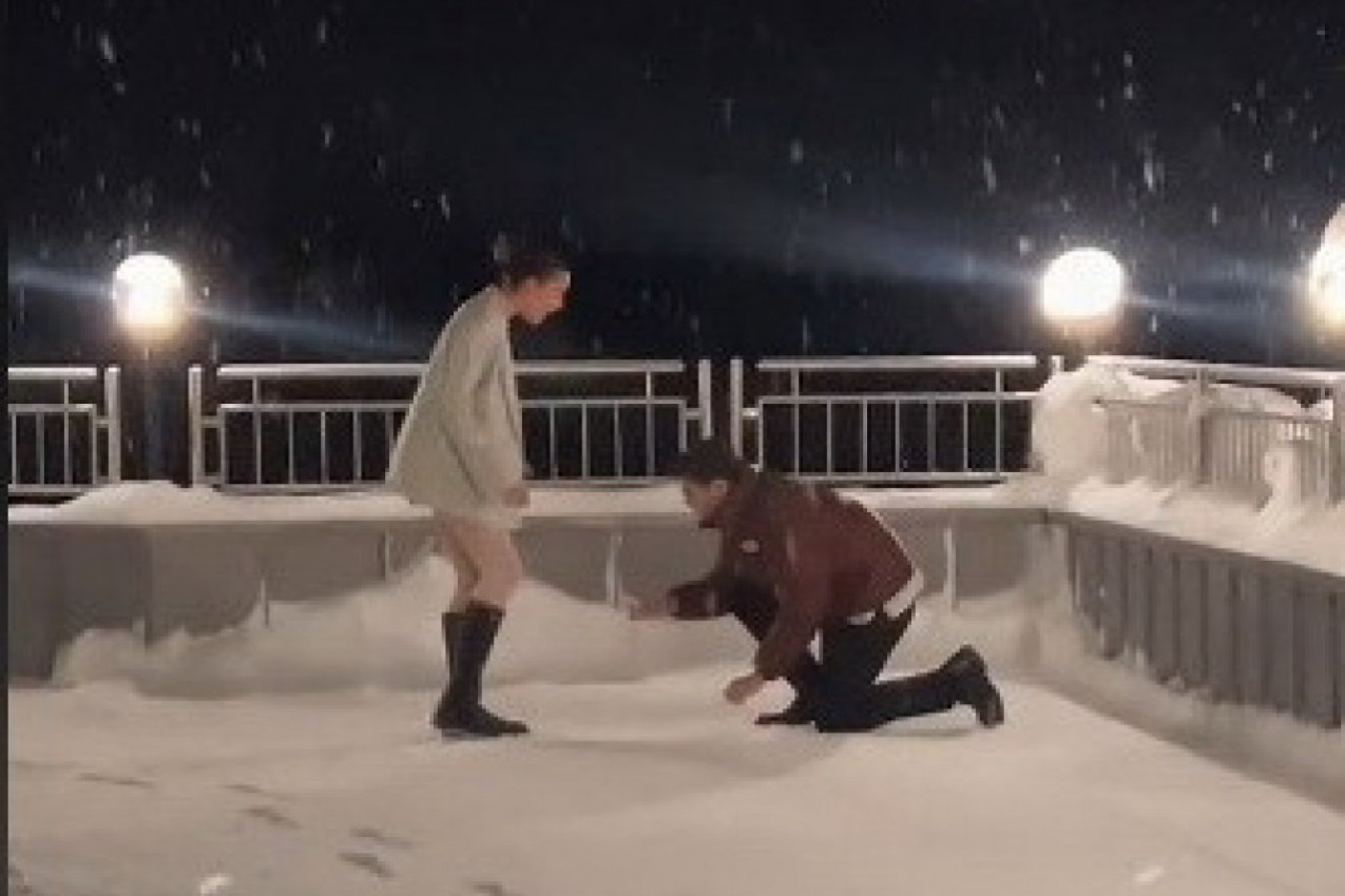 KLEKNUO JE PRED NJOM, A ONA JE VRISNULA: Pružio joj je komad nakita potom je usledilo nešto čemu se niko nije nadao! (VIDEO)