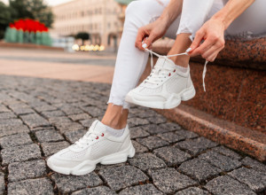 NAJBOLJI TRIK IKAD ZA ČIŠĆENJE BELIH PATIKA: Kada vidite rezultate pre i posle nećete moći da verujete da je to isti par obuće! (FOTO)