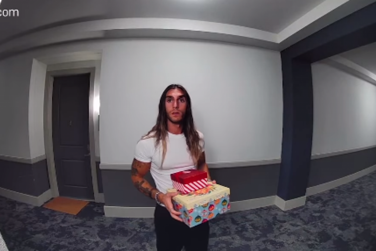 DOŠAO JE DA IZNENADI DEVOJKU POKLONIMA, A U NJENOM STANU GA JE SAČEKAO DRUGI MUŠKARAC: Situaciju koju je neverna žena zatekla kod kuće nije mogla ni da nasluti (FOTO+VIDEO)