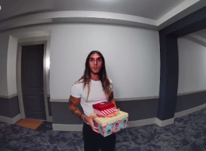 DOŠAO JE DA IZNENADI DEVOJKU POKLONIMA, A U NJENOM STANU GA JE SAČEKAO DRUGI MUŠKARAC: Situaciju koju je neverna žena zatekla kod kuće nije mogla ni da nasluti (FOTO+VIDEO)