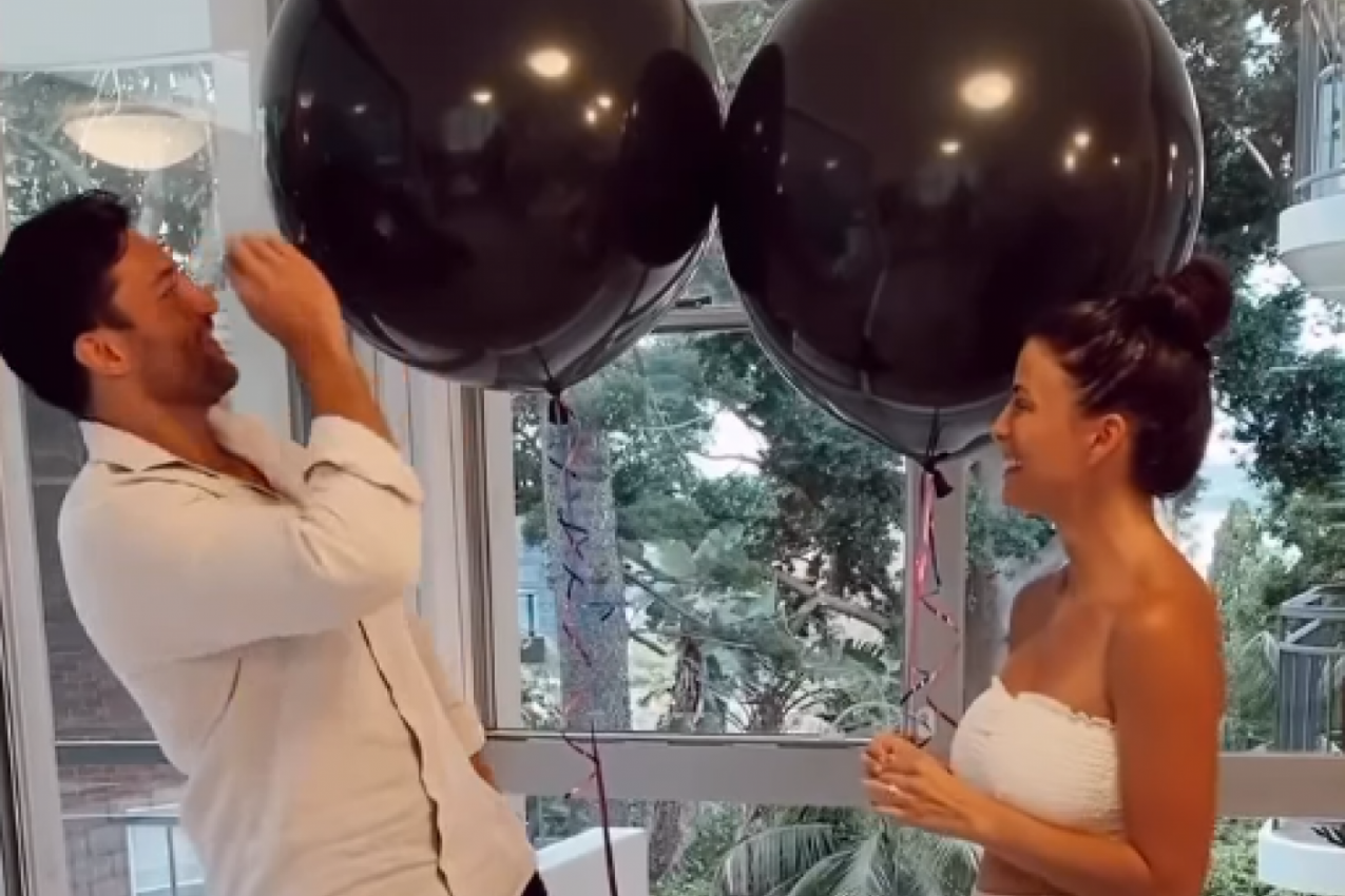 POZIRALI SU PRED PUCANJE BALONA I OTKRIVANJE POLA BLIZANACA:  Reakcija buduće majke kada je videla boje konfeta je izazvala brojne komentare(FOTO+VIDEO)