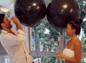 POZIRALI SU PRED PUCANJE BALONA I OTKRIVANJE POLA BLIZANACA:  Reakcija buduće majke kada je videla boje konfeta je izazvala brojne komentare(FOTO+VIDEO)