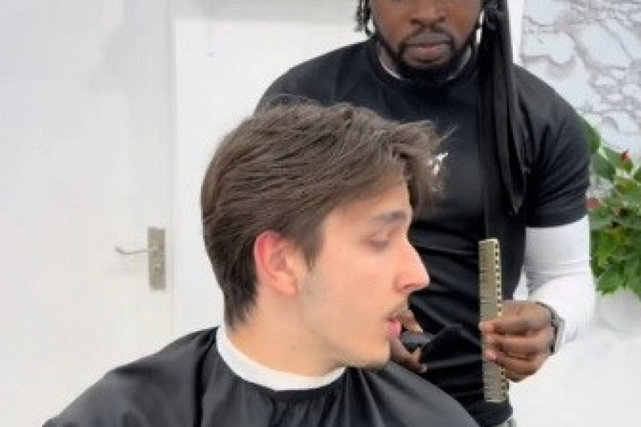 OTIŠAO KOD BERBERA, A ONDA JE NASTUPILA SCENA O KOJOJ SVI PRIČAJU: Ono što je ovaj mladić uradio usred salona ostavilo je radnika u neverici (VIDEO)