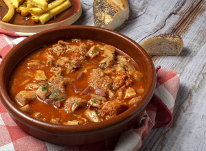 GULAŠ  OD JUNEĆEG MESA: Ovako sočan još niste probali, tajna je u posebnom načinu pripreme (FOTO)