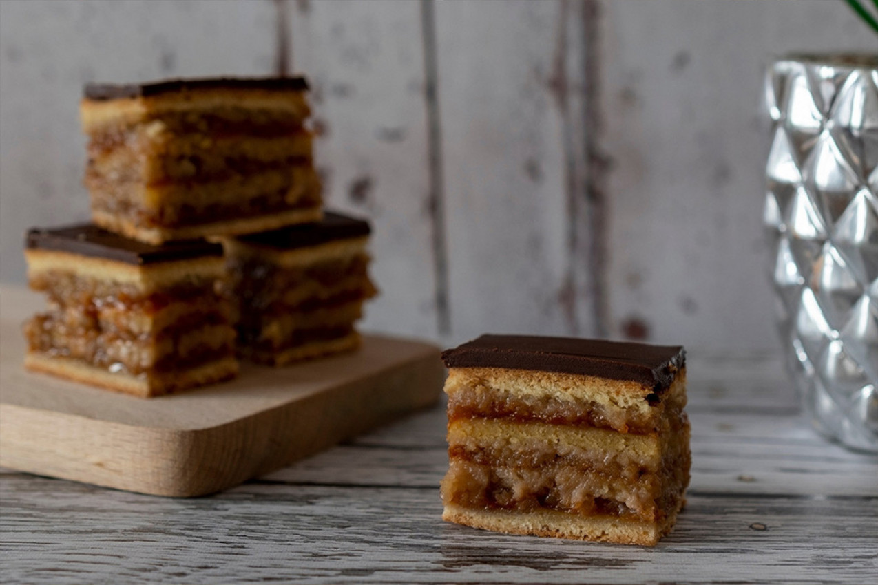 ŽERBO KOCKE, KLASIK KOJI ODOLEVA TRENDOVIMA: Recept za posni kolač koji ćete s ponosom izneti na trpezu